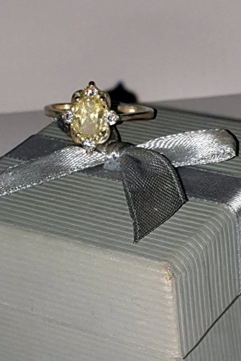 Vintage H'marked Silver Lemon/White Sapphire Ring - Image 4