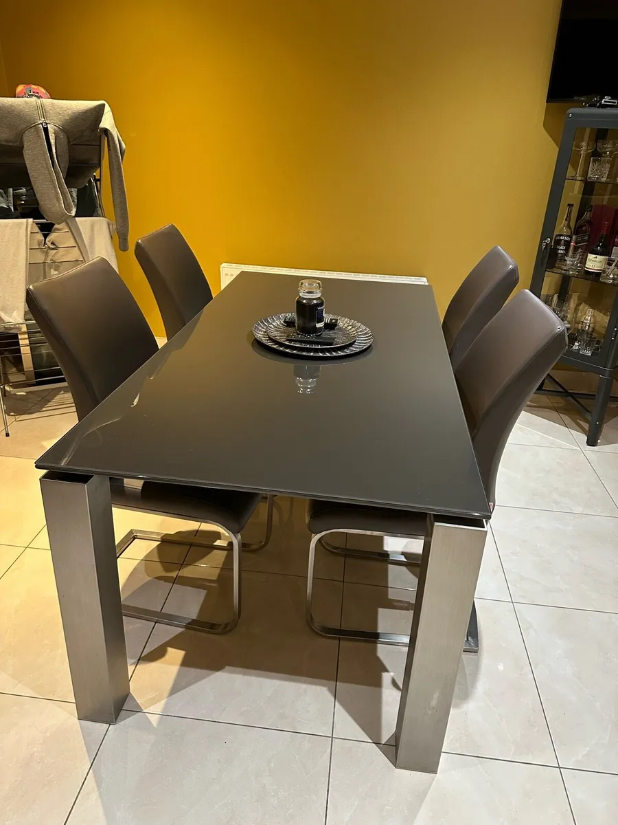 Table and four chairs - Image 1