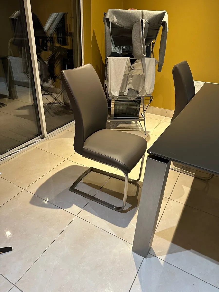 Table and four chairs - Image 2