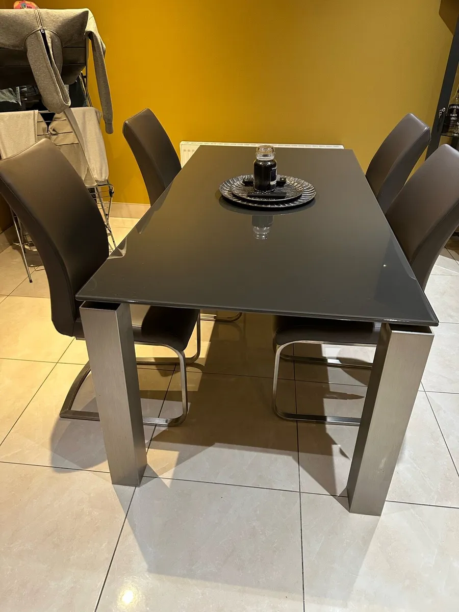 Table and four chairs - Image 3