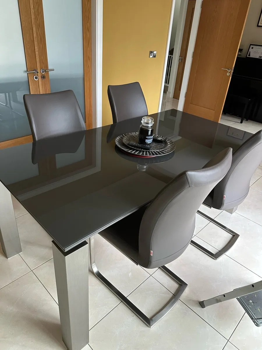 Table and four chairs - Image 4