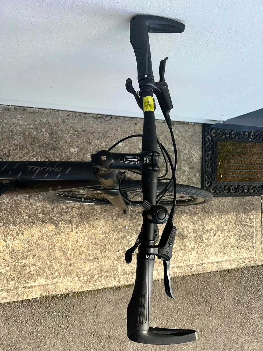 Giant bike as new - Image 4