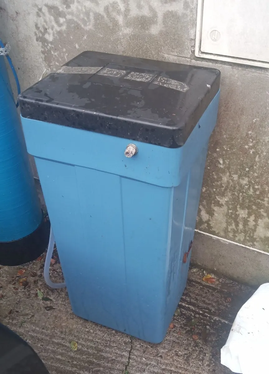 Ex Water Tech Water Filter & Backwash Bin - Image 2