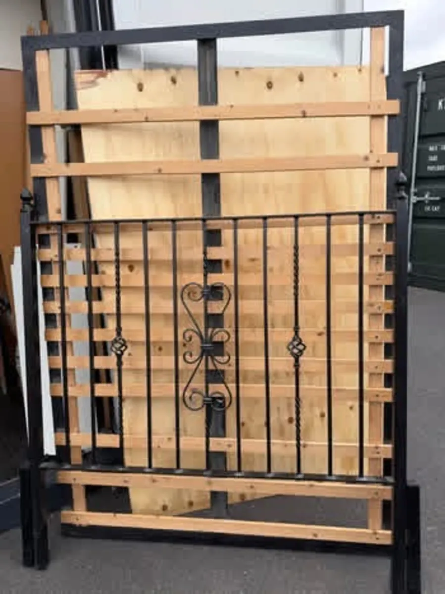 Custom made iron bed - Image 1