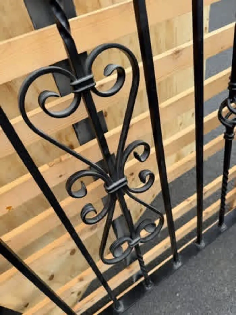 Custom made iron bed - Image 3