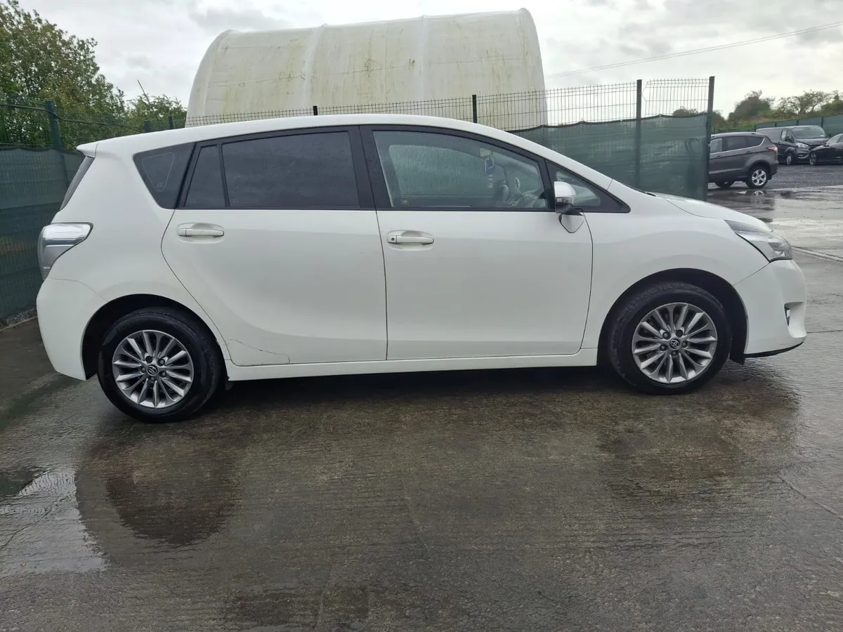 162 Toyota Verso 7 Seater  D4D Very Light Damage - Image 4