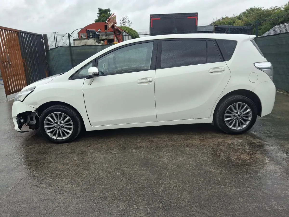 162 Toyota Verso 7 Seater  D4D Very Light Damage - Image 3