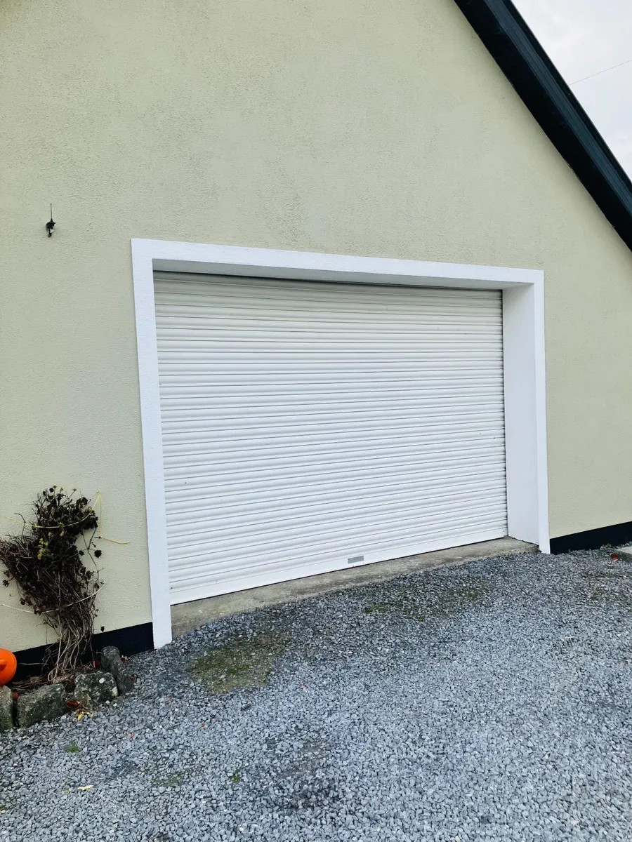 Roller garage door - Image 1