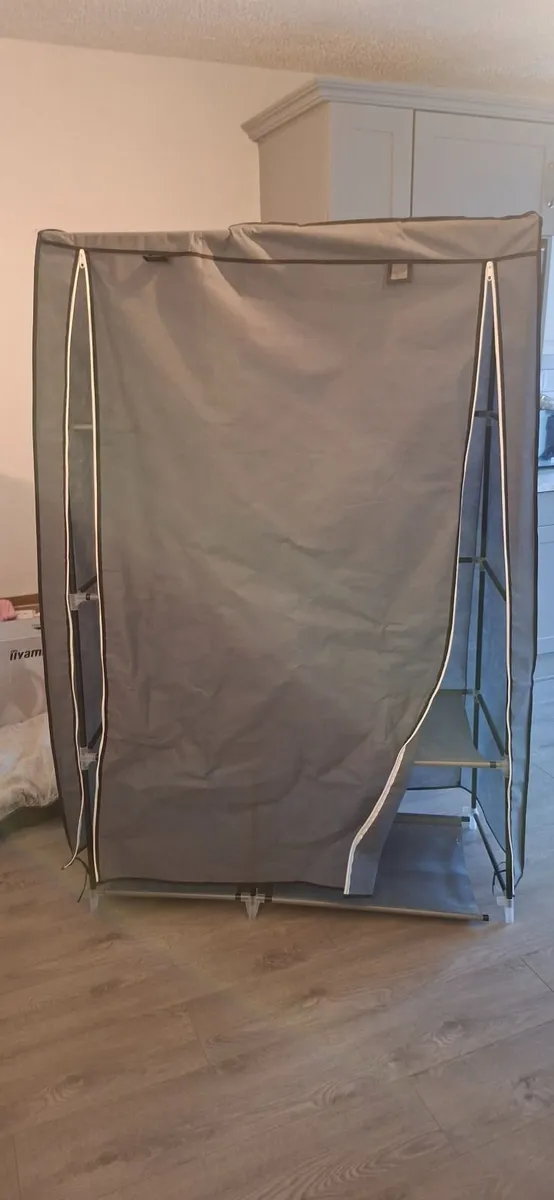 Temperary wardrobe - Image 1