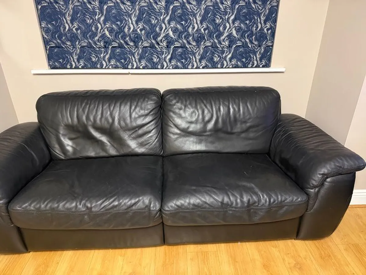 Black leather Natuzzi sofa and two chairs - Image 3