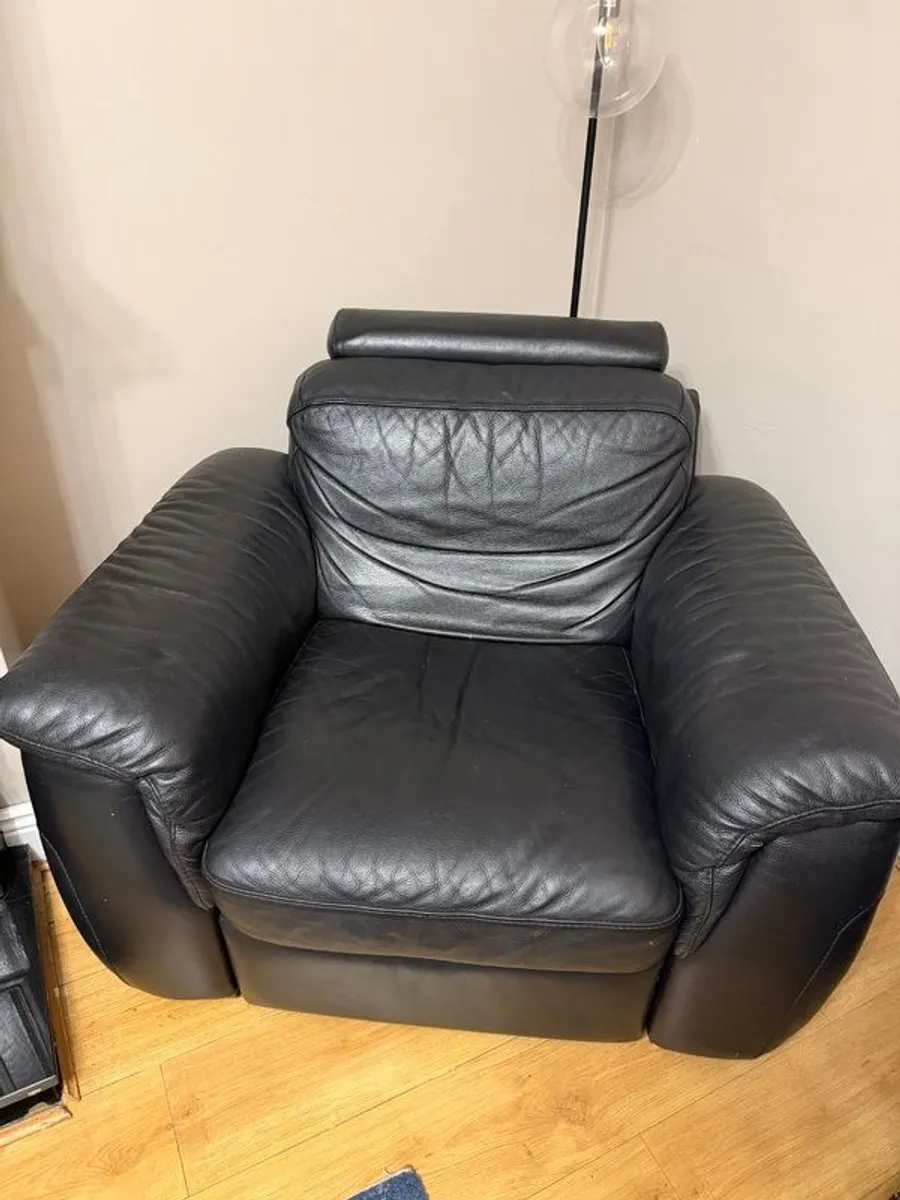 Black leather Natuzzi sofa and two chairs - Image 4