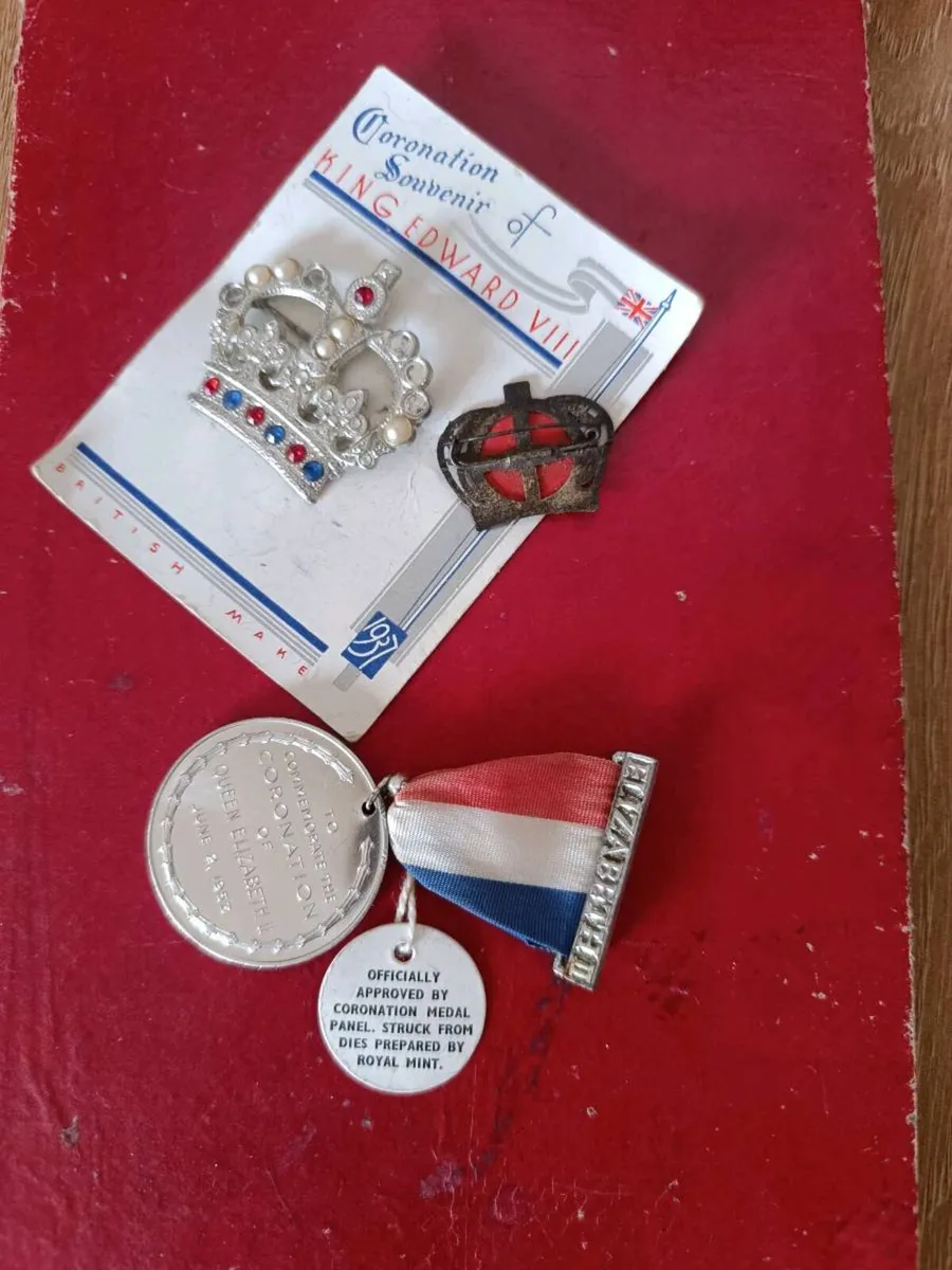 Medal & Pins - Image 2