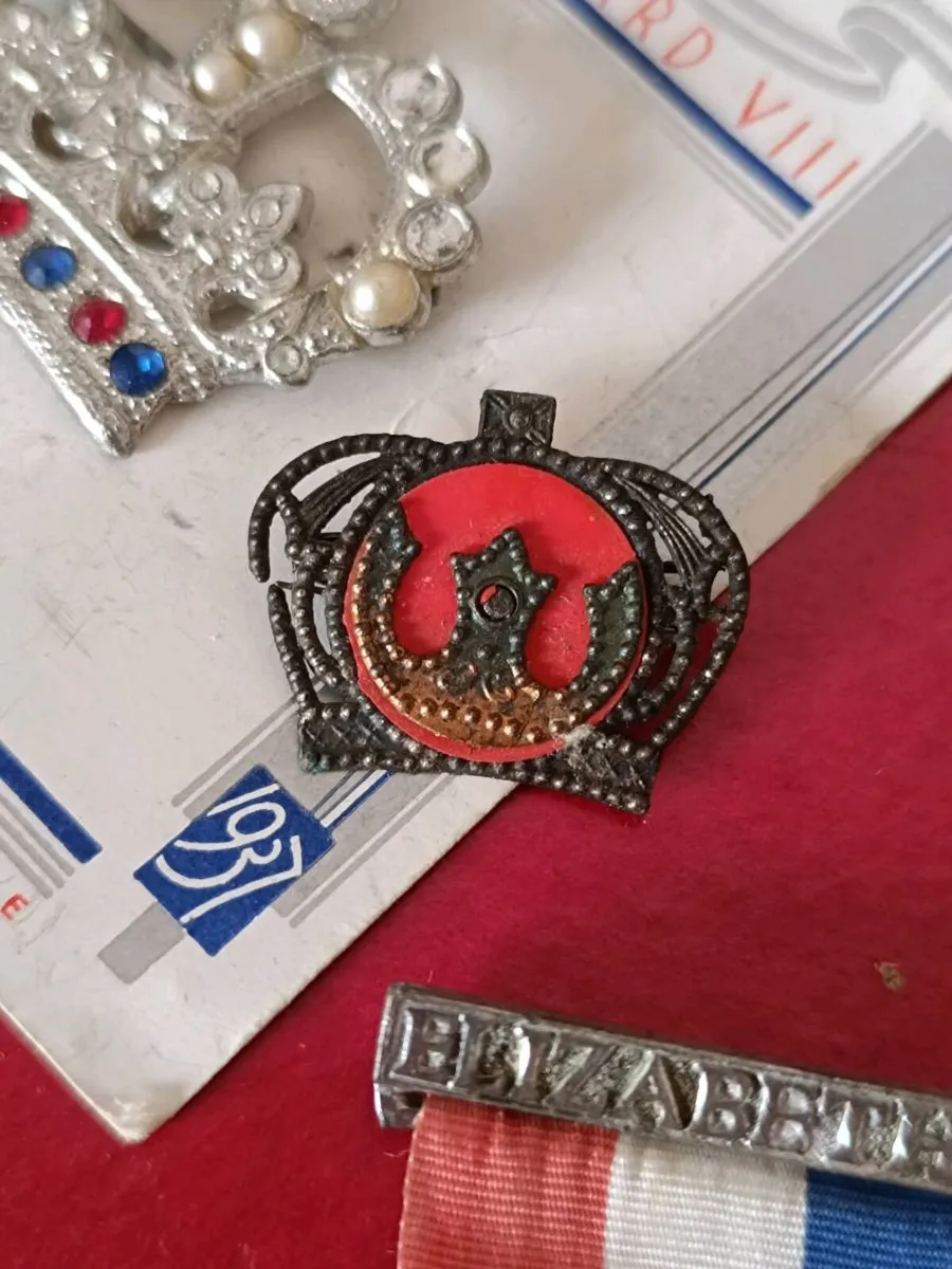 Medal & Pins - Image 3