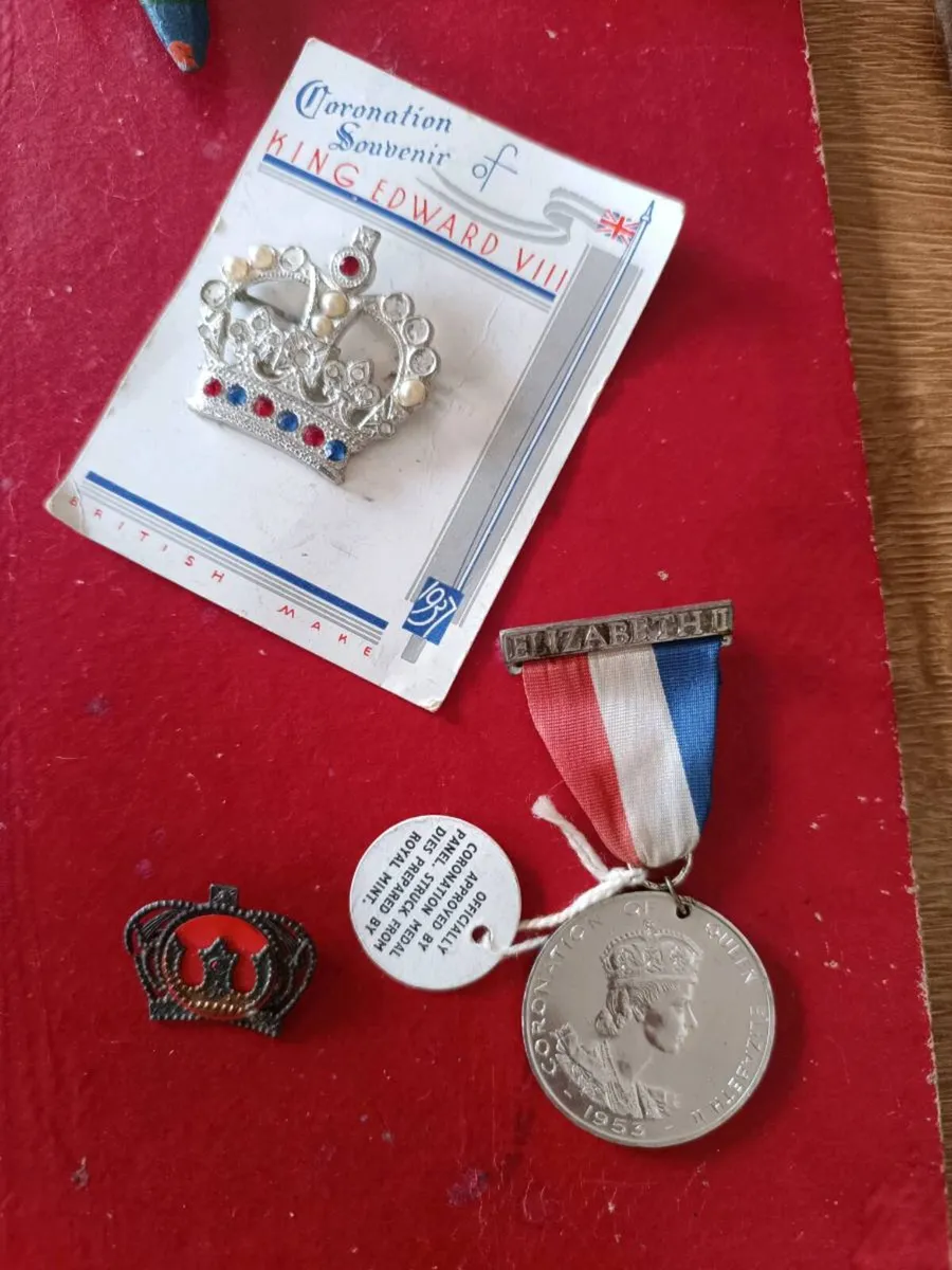 Medal & Pins - Image 1