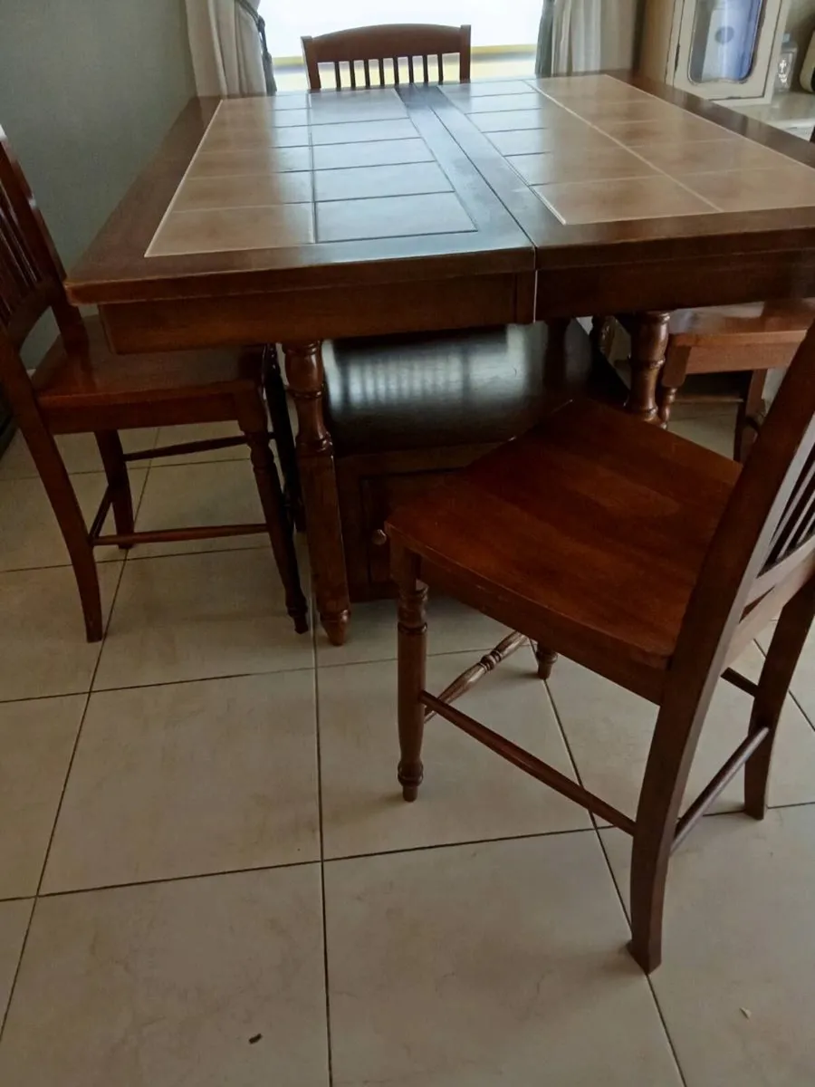 Table and chairs - Image 4