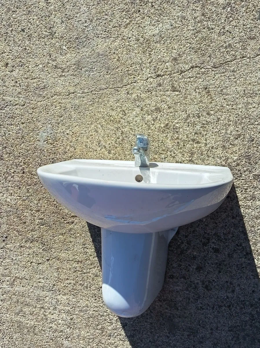 Bathroom sink