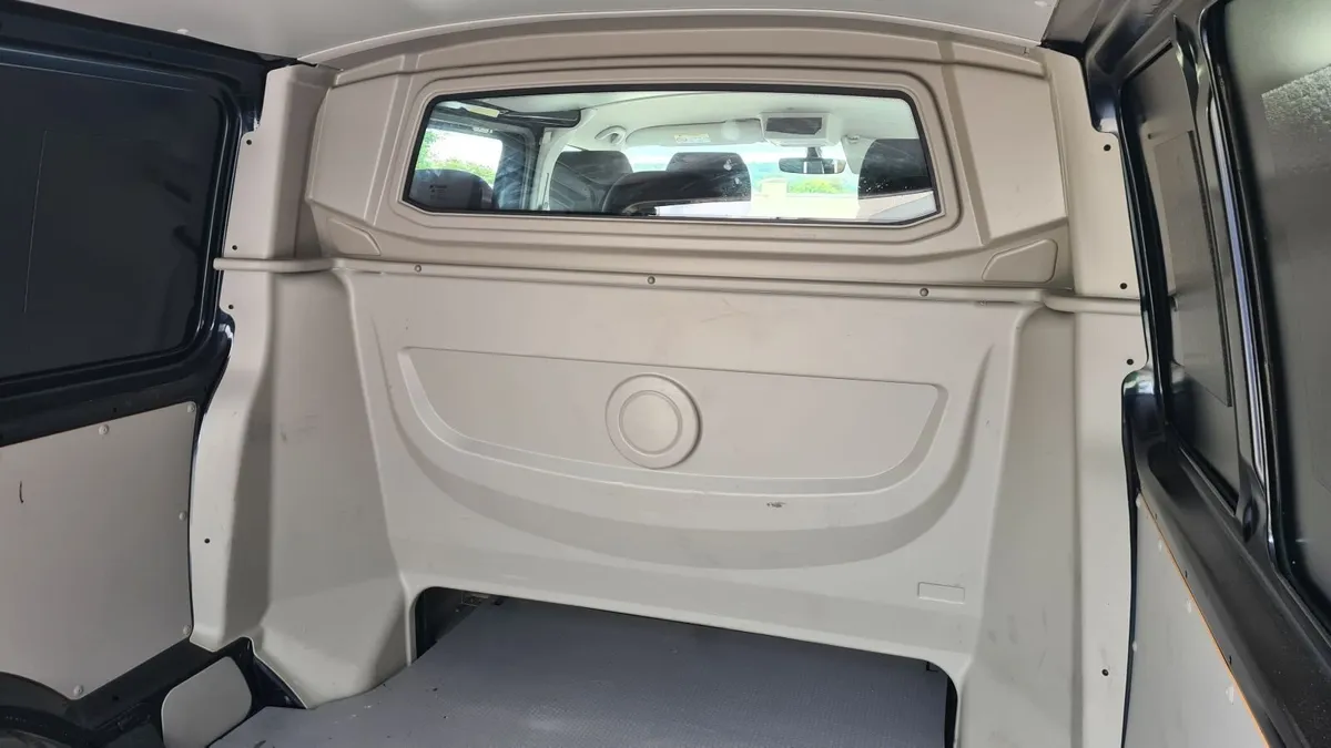Volkswagen Transporter 2016 - Image 2