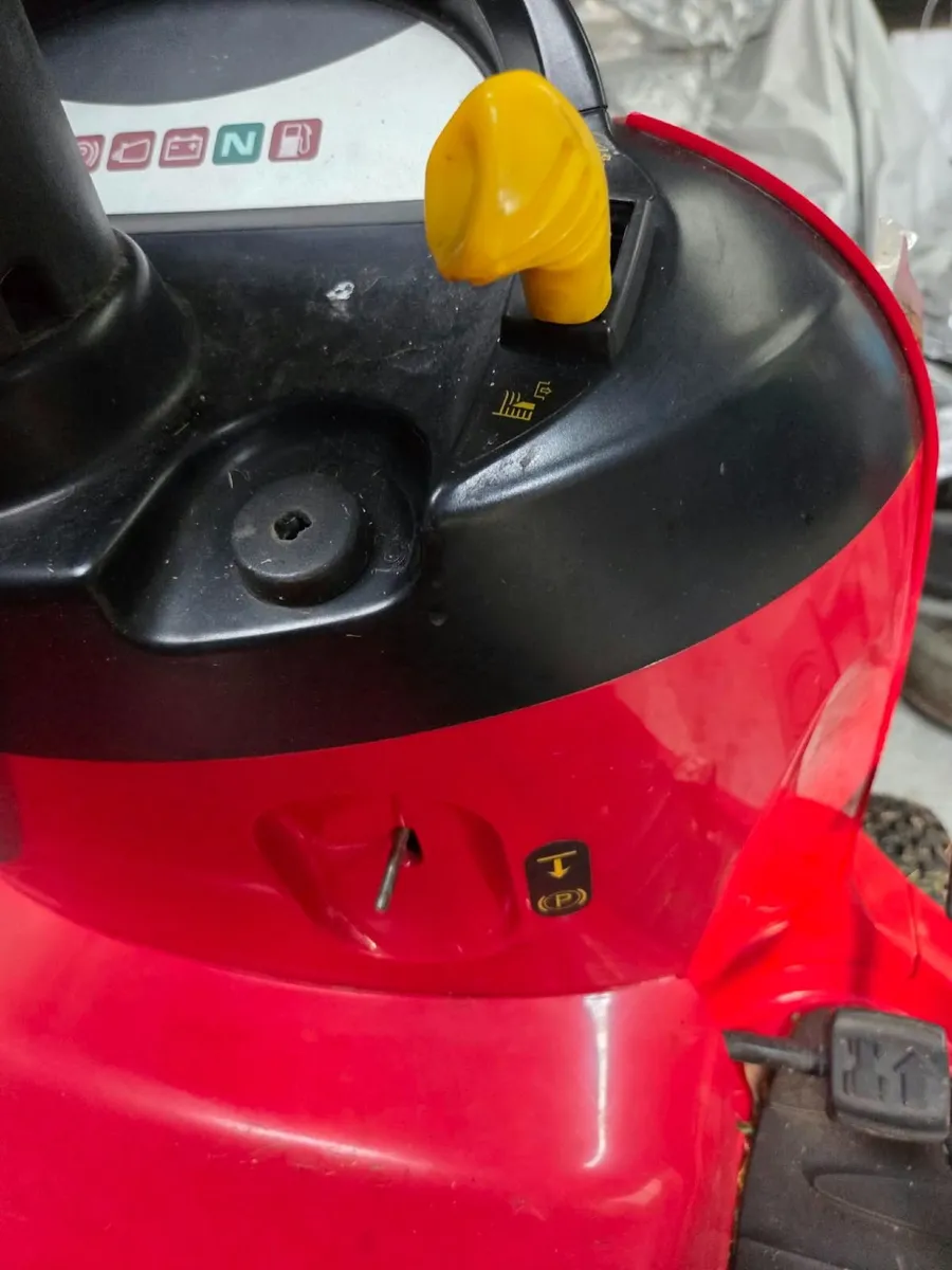 Ride-on Lawnmower - Honda HF 2315 V Twin - Image 3