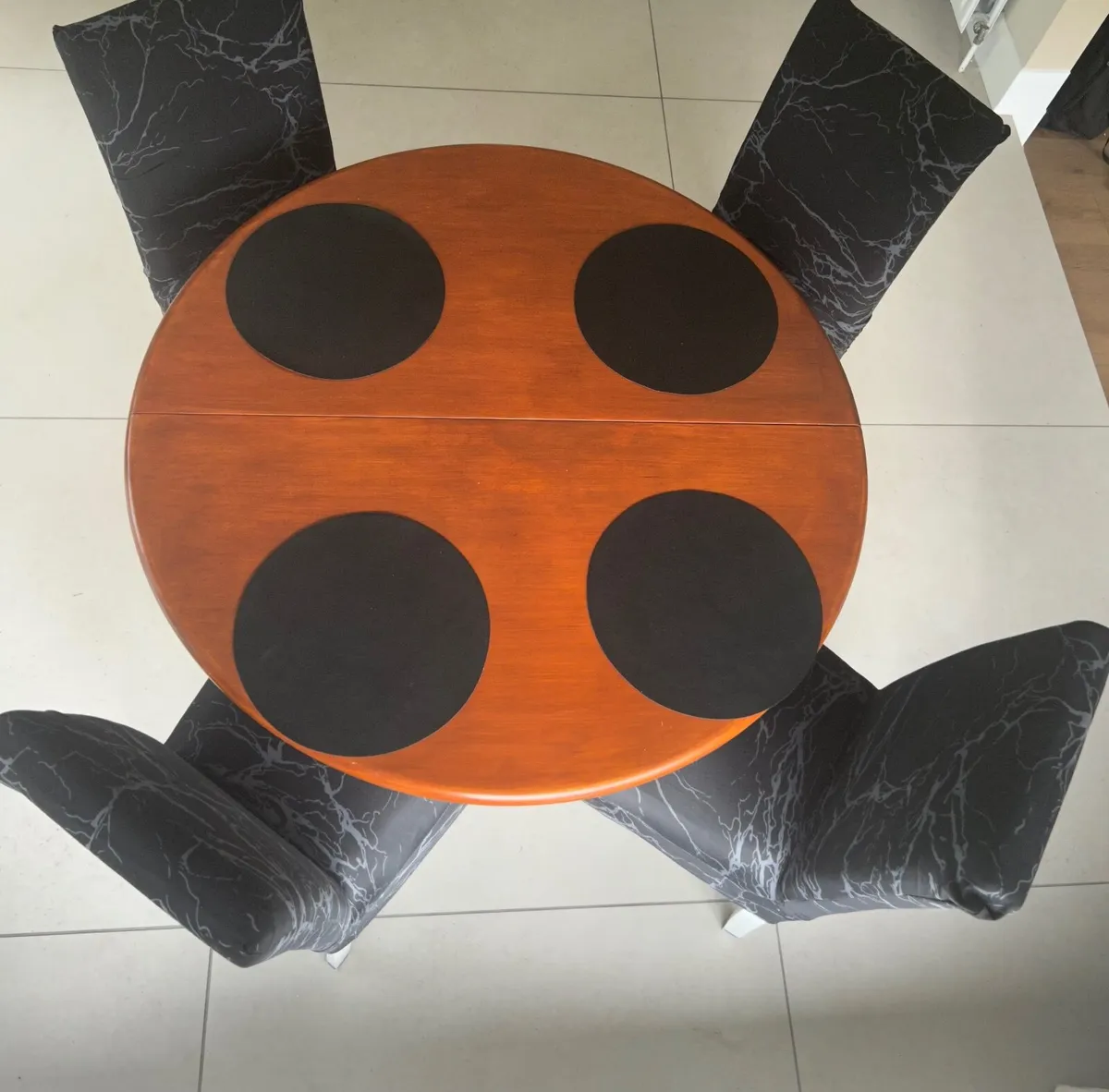 Extendable oval Dining Table and 4 chairs - Image 2