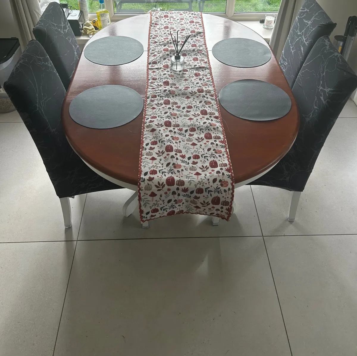 Extendable oval Dining Table and 4 chairs - Image 1