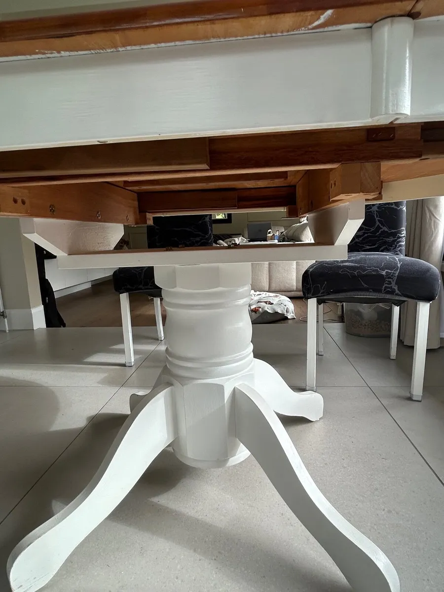 Extendable oval Dining Table and 4 chairs - Image 4