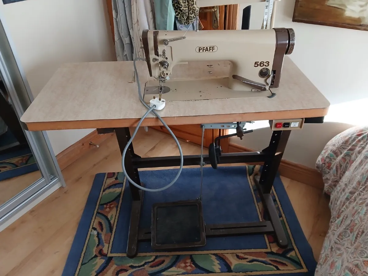 Sewing machine - Image 2