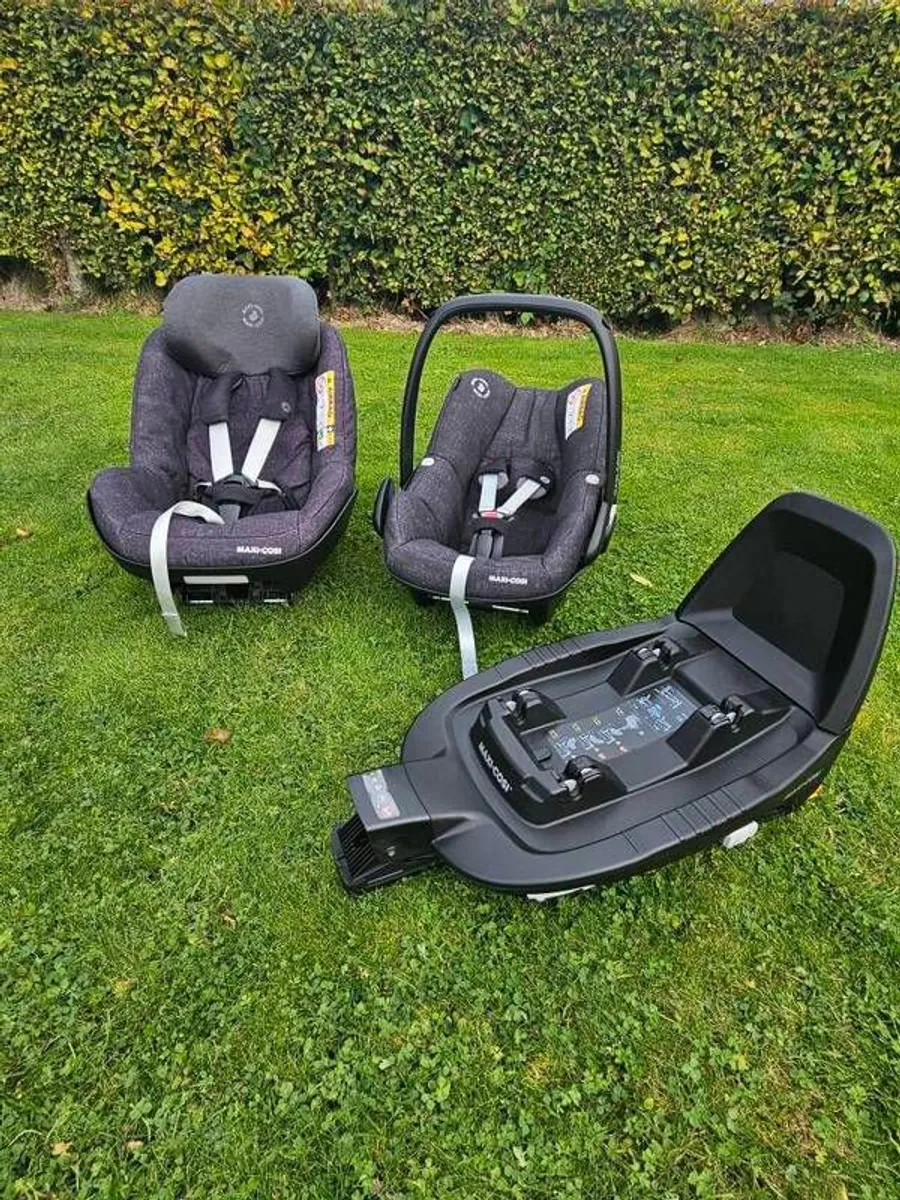 Pearl and Pebble Pro Car Seats and Base - Image 1
