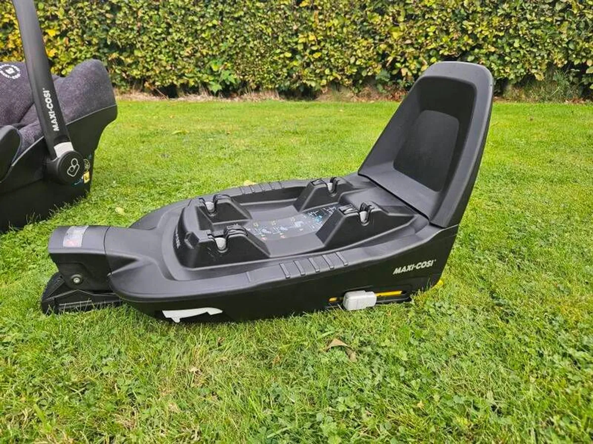 Pearl and Pebble Pro Car Seats and Base - Image 3