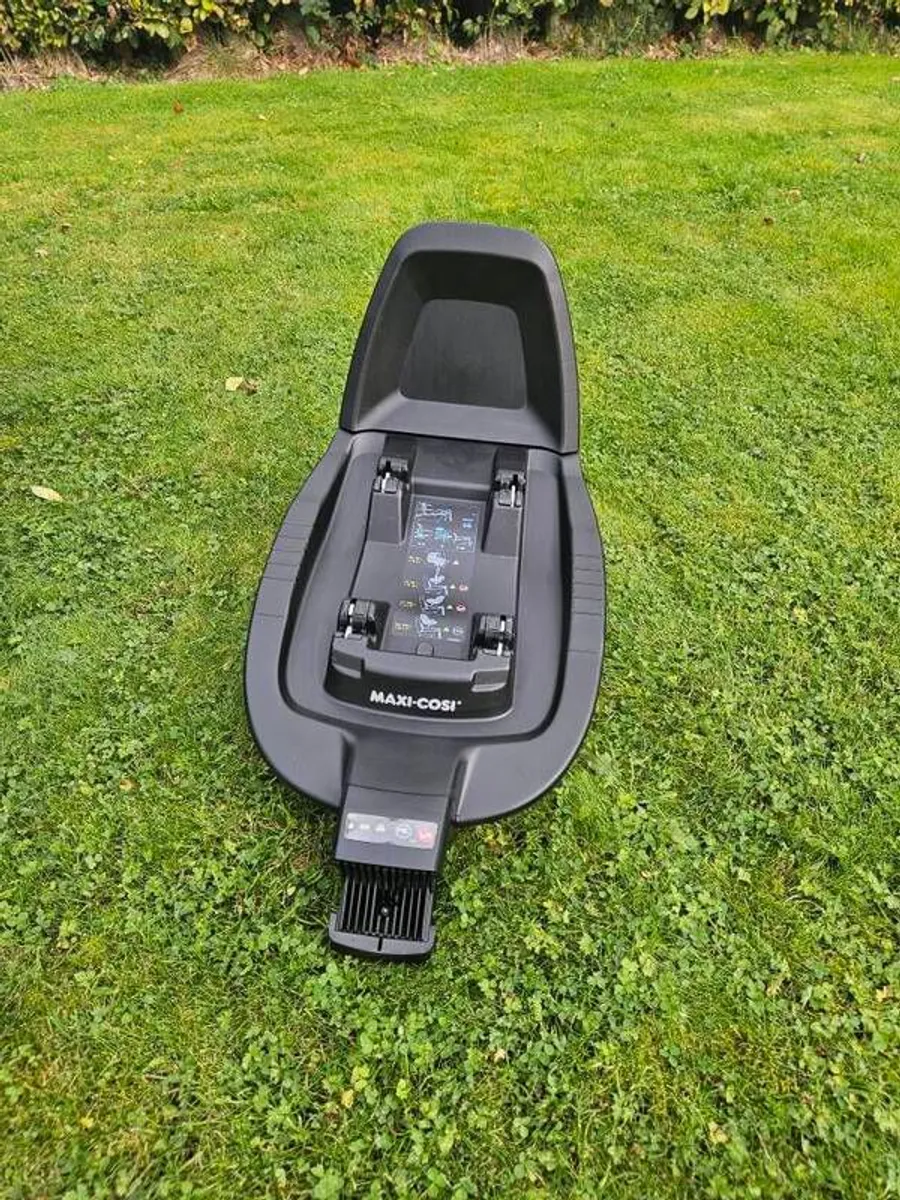 Pearl and Pebble Pro Car Seats and Base - Image 4