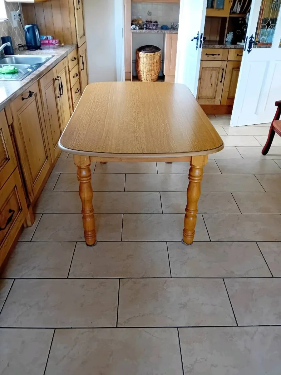 Table 4 chairs - Image 2