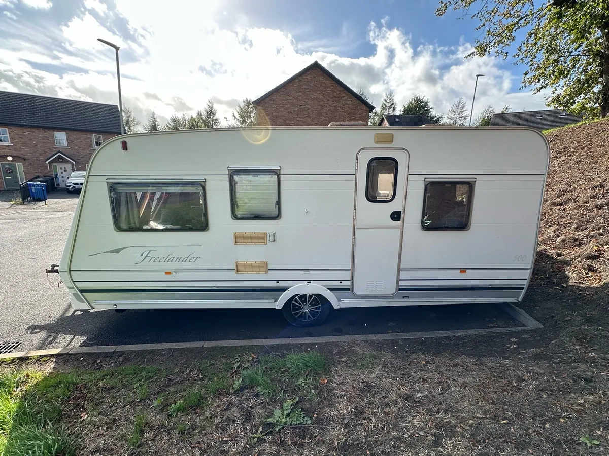 5 berth lunar caravan - Image 1