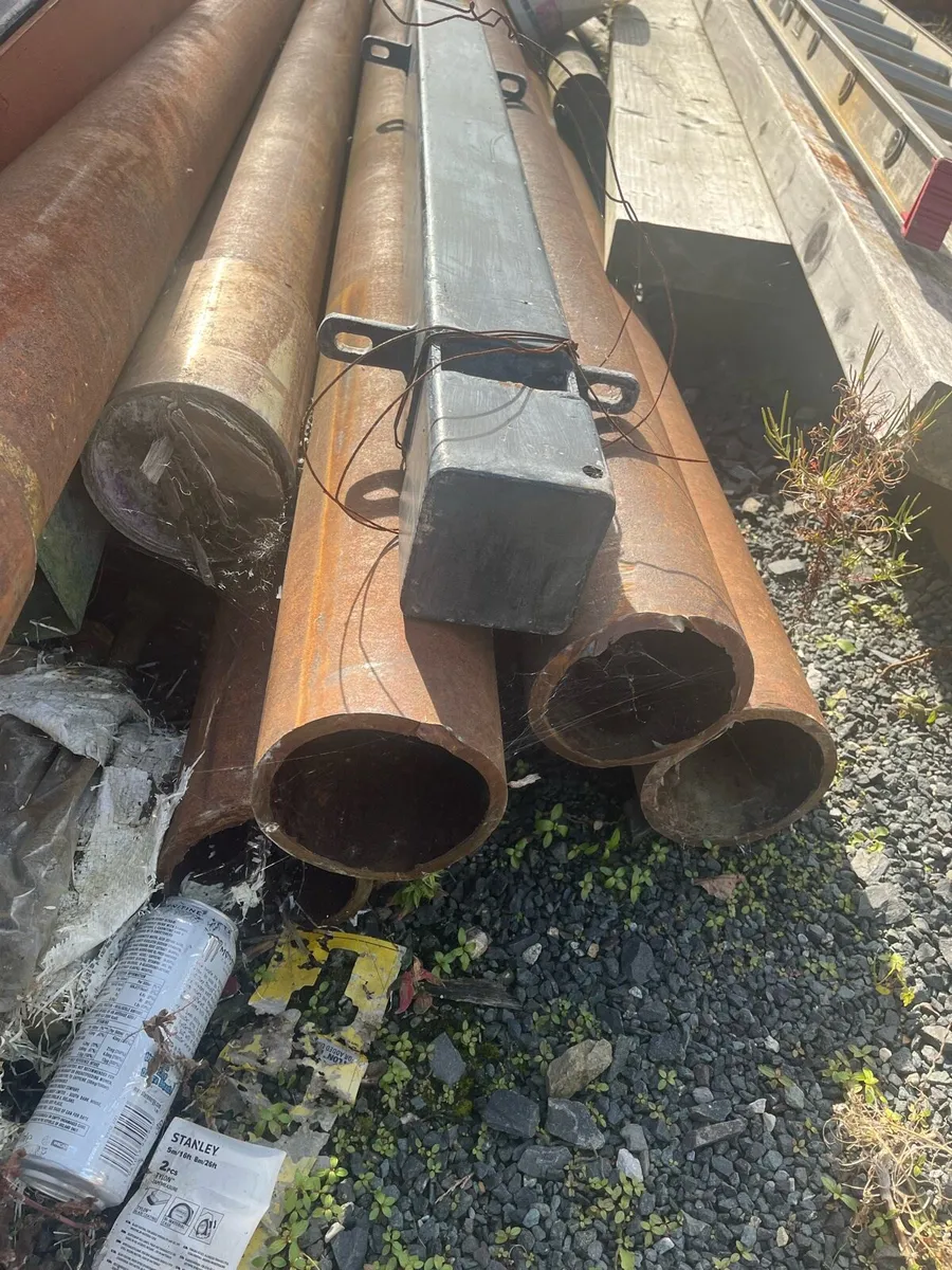 Selection of drill pipe and girders and posts - Image 4
