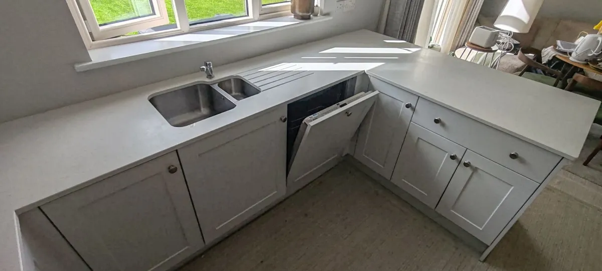 Peninsula Kitchen - Image 1
