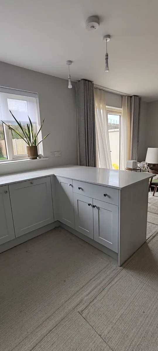 Peninsula Kitchen - Image 3