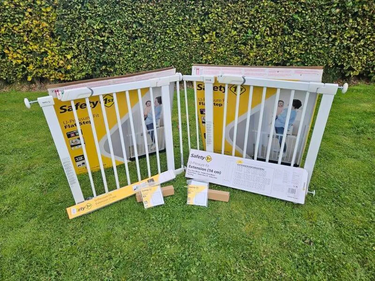 2 x Safety 1st Flat Step Child Safety Gates plus extensions - Image 2