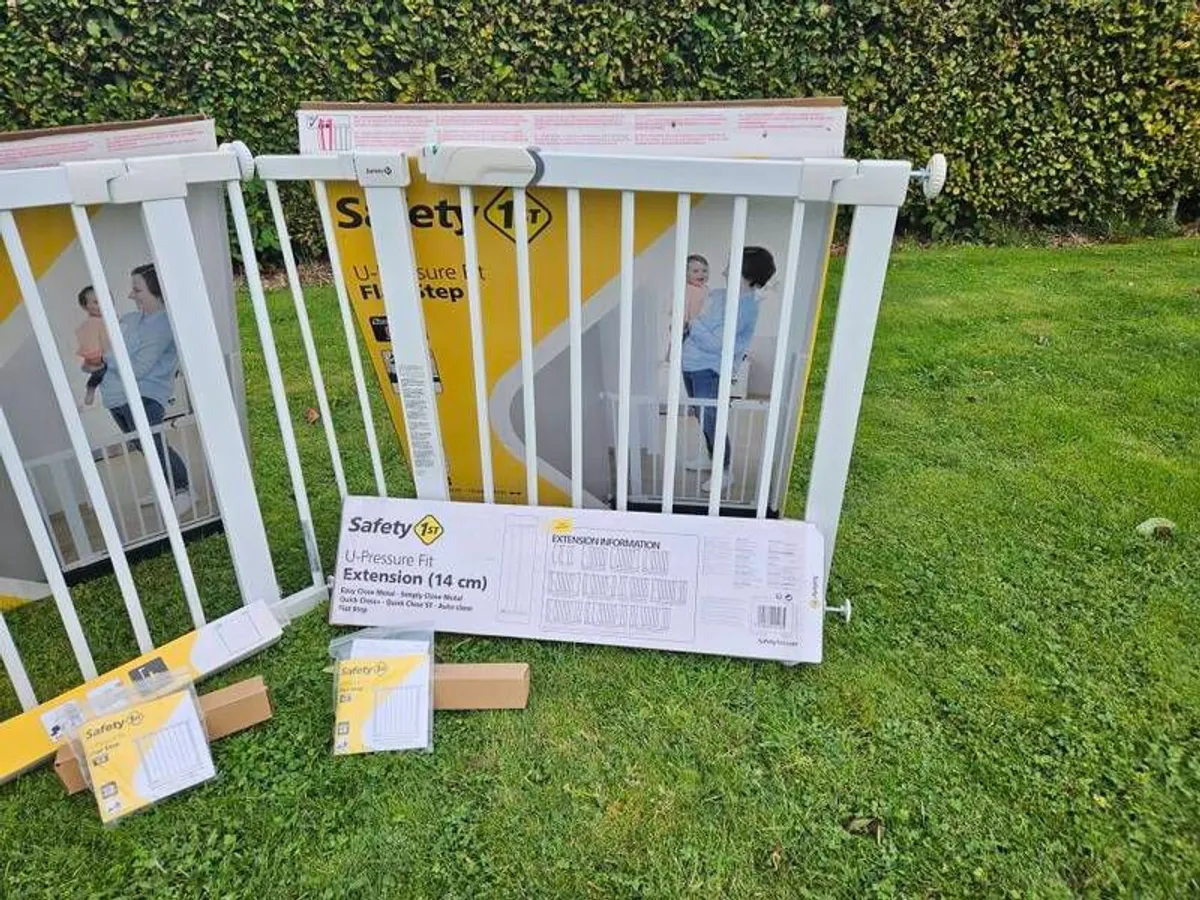 2 x Safety 1st Flat Step Child Safety Gates plus extensions - Image 3