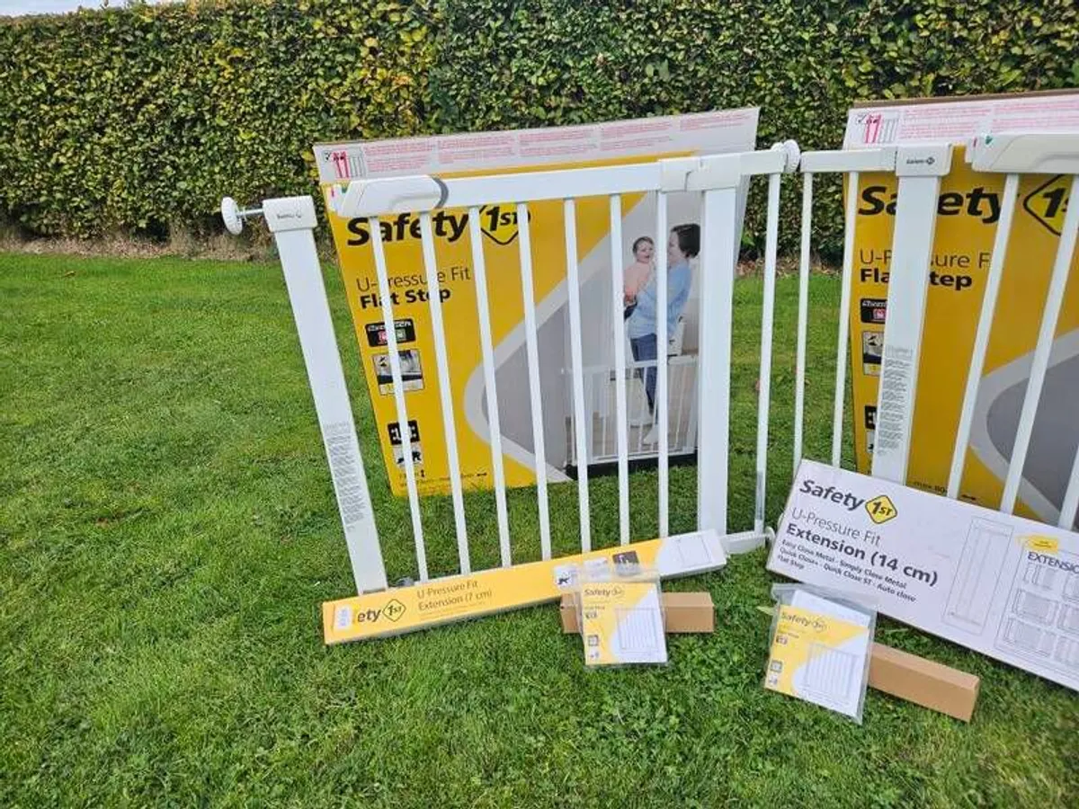 2 x Safety 1st Flat Step Child Safety Gates plus extensions - Image 4