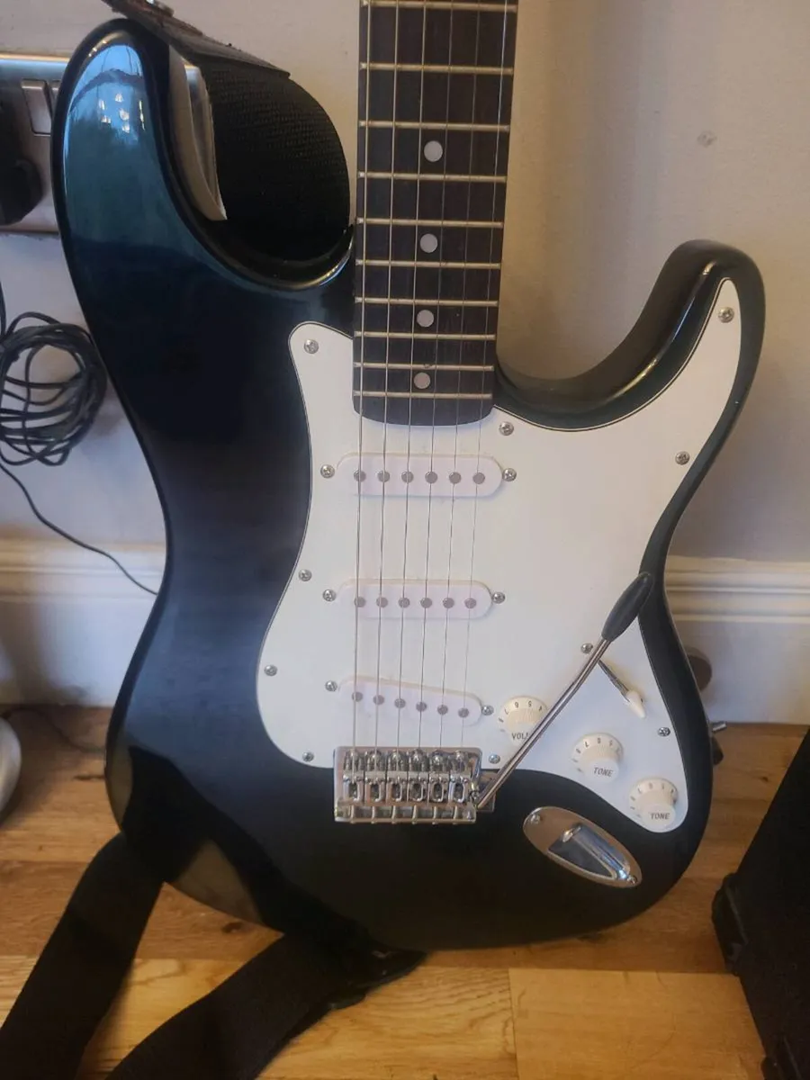Electric guitar and amp - Image 2