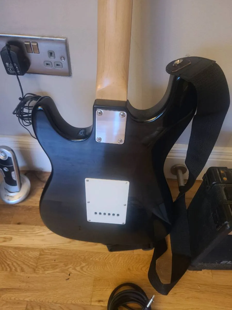 Electric guitar and amp - Image 4