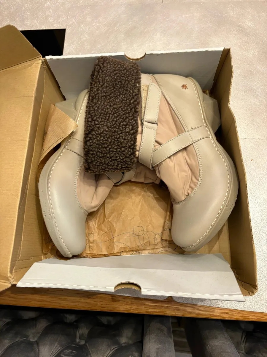 Art womens boots size 42uk 9uk - Image 1