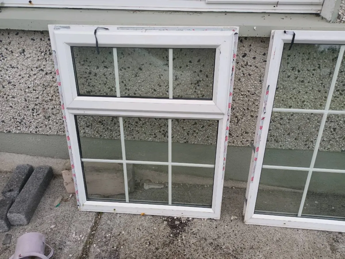 Table , windows and double doors - Image 2