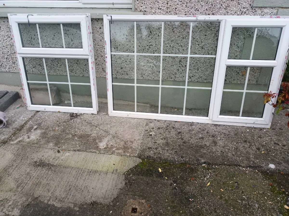 Table , windows and double doors - Image 1