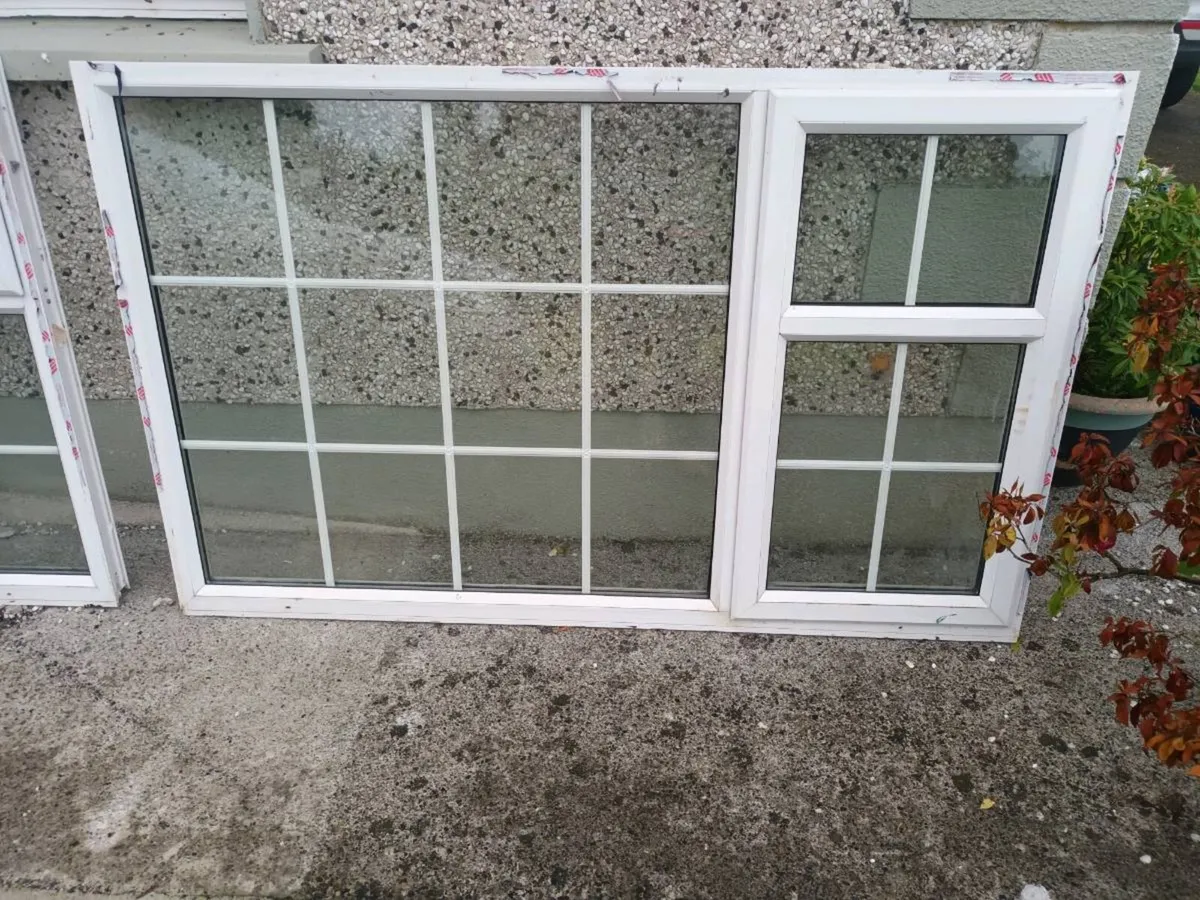 Table , windows and double doors - Image 4