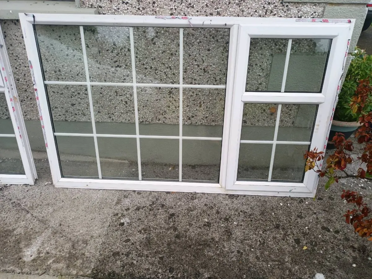 Table , windows and double doors - Image 3