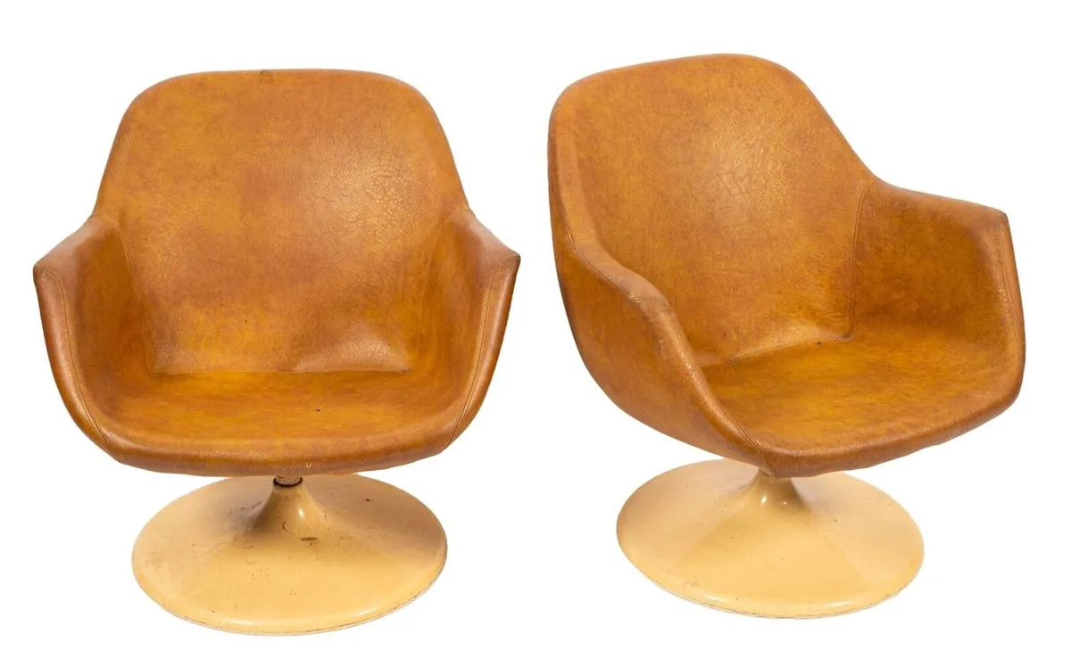 Tulip tub swivel chairs in tan - Image 1