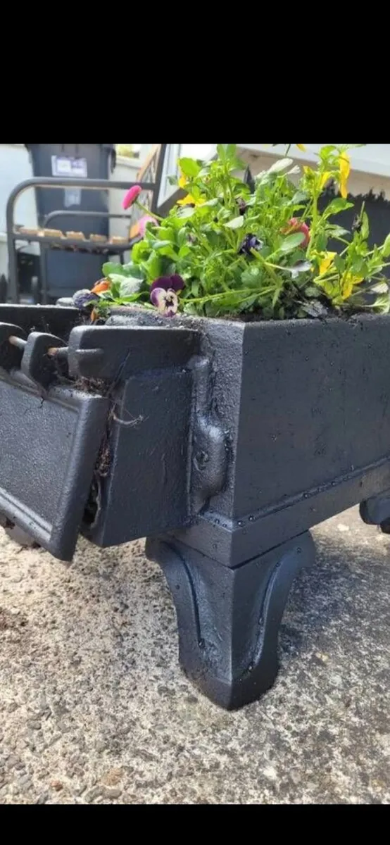 Cast iron planter - Image 1