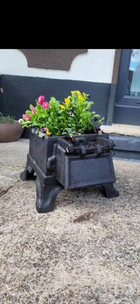Cast iron planter - Image 2