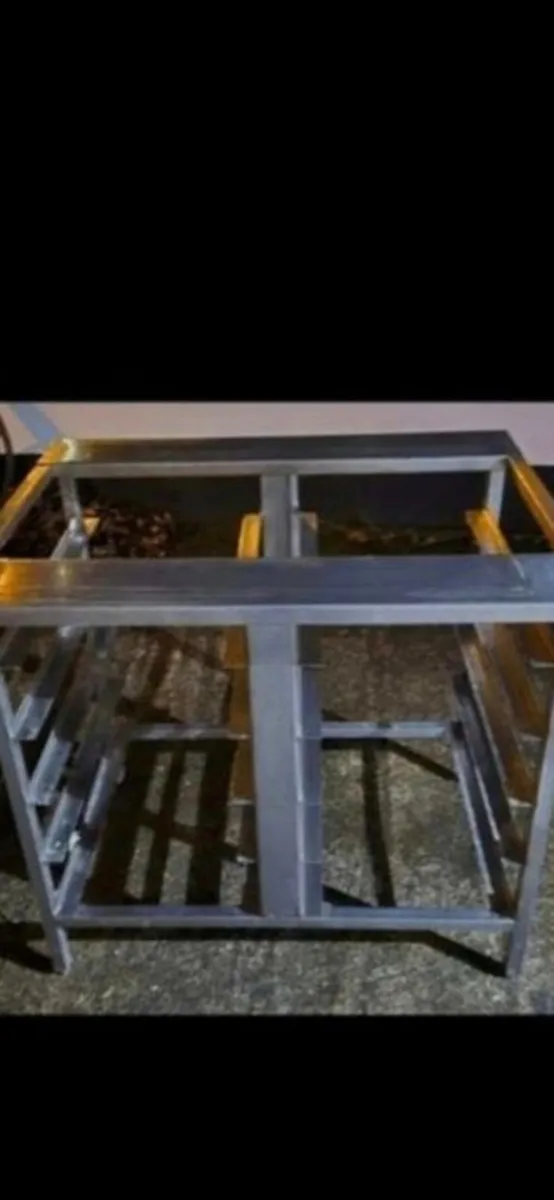 Oven and tray table - Image 1