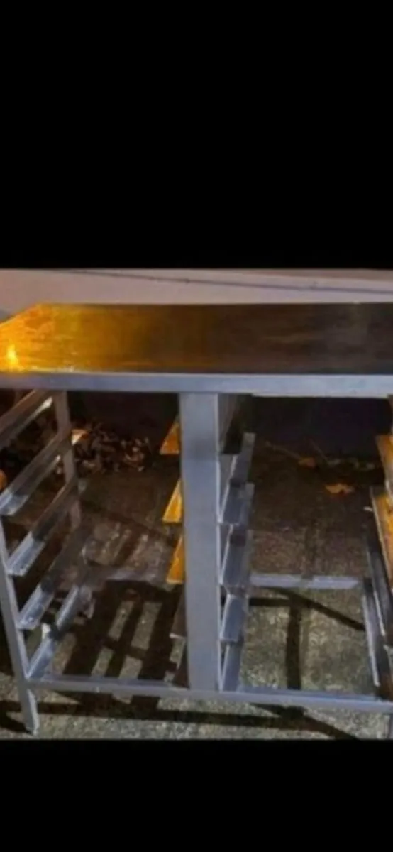 Oven and tray table - Image 2