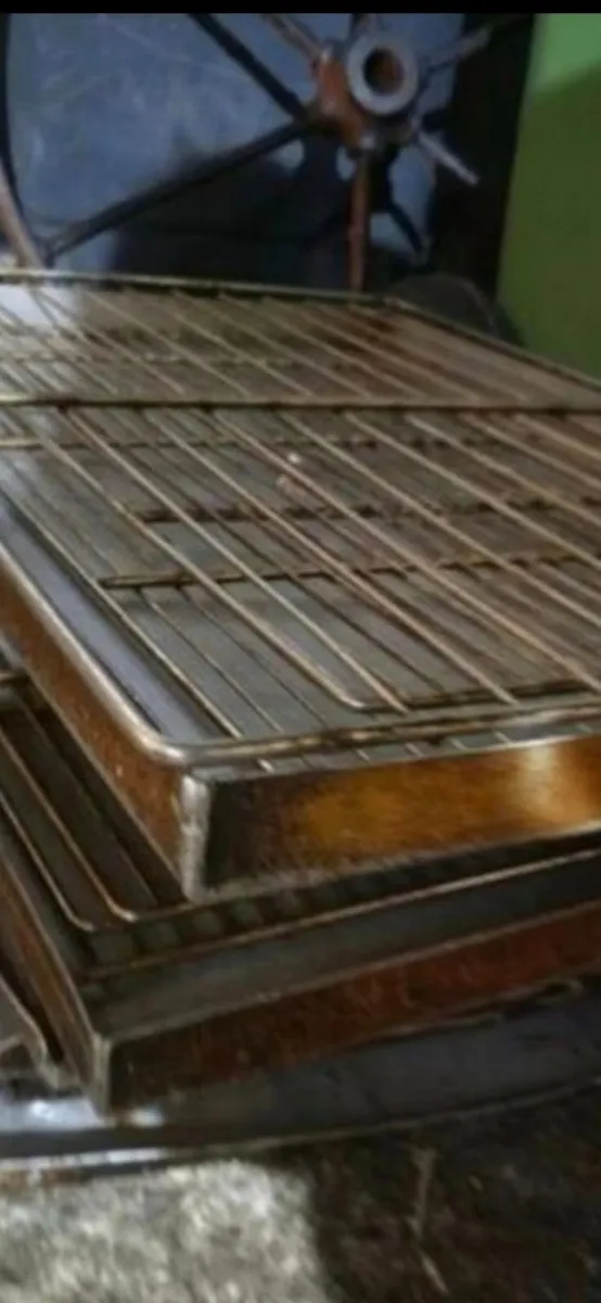 Oven and tray table - Image 3